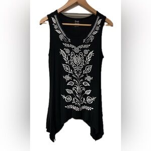 NWOT. Knapp Studio Embroidered top. Size Small.